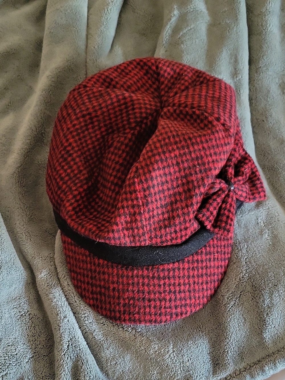 Red Houndstooth Women's Newsboy Cap with Black Band